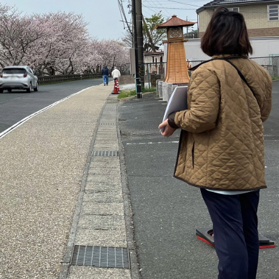 会場に立つスタッフ